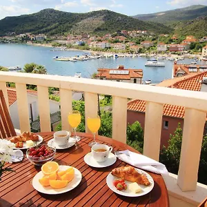 https://villa-vrbat.hotels-in-trogir.com